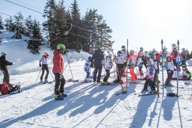 Megkezdődött az ötcsapatos udvarhelyi alpesi síbajnokság | Székely Sport

Az udvarhelyi alpesi sípályákon izgalmas versenyek kezdődtek, ahol öt csapat mérkőzik meg egymással. A versenysorozat célja, hogy népszerűsítse a téli sportokat a fiatalok körében, 