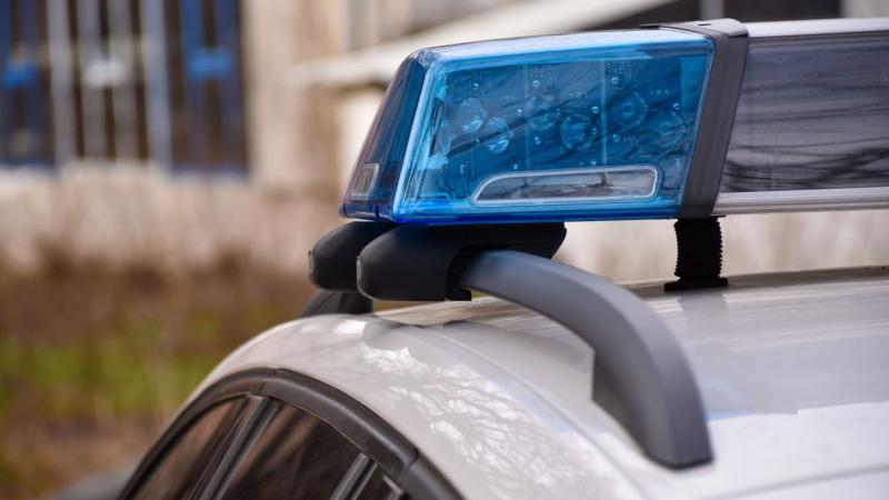 A rendőrség, a katasztrófavédelem és a NAV munkatársai egy nagyszabású akció keretében vonultak ki a helyszínre, ahol közös erővel igyekeztek megoldani a felmerült helyzetet.
