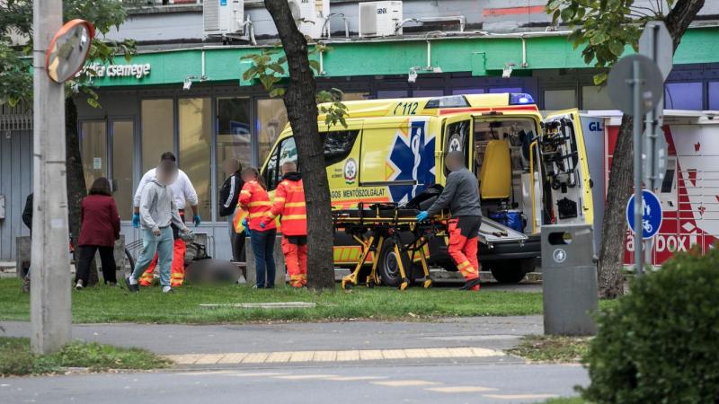 Debrecen egyik forgalmas utcájában egy férfi magatehetetlenül hevert a földön, ami sürgős segítséget igényelt. A helyszínen azonnal intézkedtek a járókelők - a helyzet komolyságát a fotó is jól tükrözi.