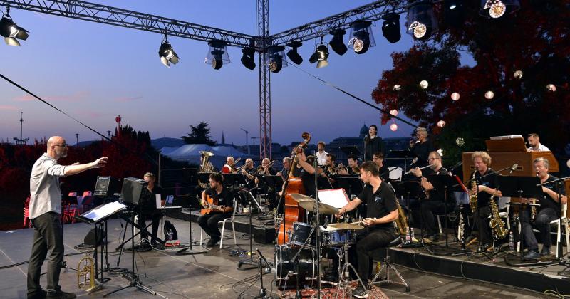 Egy különleges magyar zeneszerző művei csendülnek fel, ezúttal big band formációra átdolgozva.