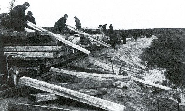 Koholt vádakra hivatkozva több százezer ember kényszermunkára hurcolták el.