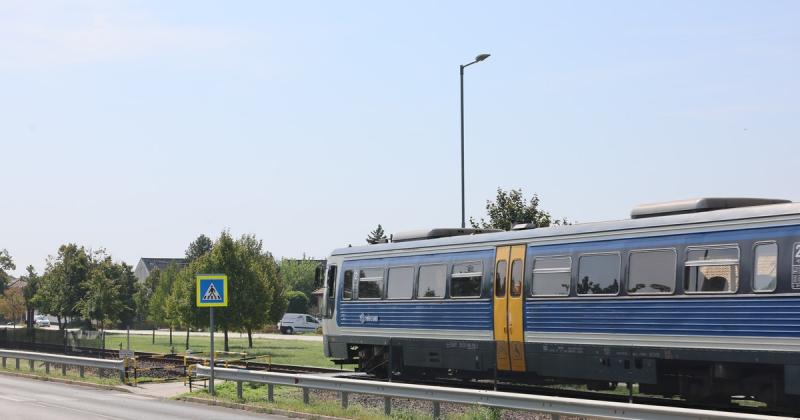 A MÁV legfrissebb tájékoztatása szerint idén jelentősen megnőtt a balesetek száma a vasúti átjárók területén.