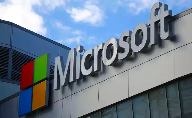 A Microsoft legfrissebb jelentése szerint naponta körülbelül 600 millió kibertámadásra számíthatunk, ami azt jelenti, hogy szinte mindenki célponttá válhat. A digitális világban való biztonság megőrzése már nem csupán a nagyvállalatok felelőssége, hanem m