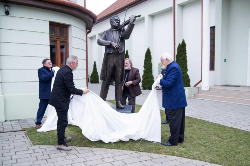 A zene díszpolgára: Ruha István | Nőileg

Ruha István, a zene világának kiemelkedő alakja, nem csupán művészetével, hanem személyiségével is lenyűgöz mindenkit. Az ő élete és munkássága a zene iránti szenvedélyt és elkötelezettséget tükrözi, amely inspirá