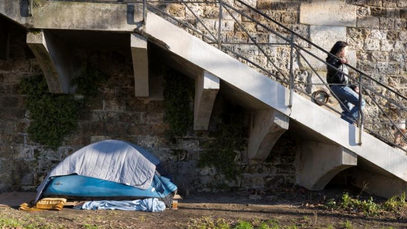 Egyedülálló helyzet alakult ki Párizsban, ahol egy színházat migránsok foglaltak el, és ennek következtében a színház csődbe juthat. Az események alakulása komoly kihívások elé állítja a kulturális intézményeket, és felveti a társadalmi feszültségeket is.