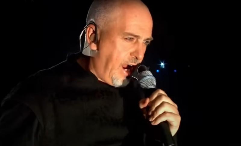 Peter Gabriel 75. születésnapját ünnepli, aki rendkívüli életutat járt be. Gyermekként internátusban nevelkedett, és a házassága felbomlása után hosszú hat évnyi depresszióval küzdött. Érdekes módon ő volt az első, aki a 