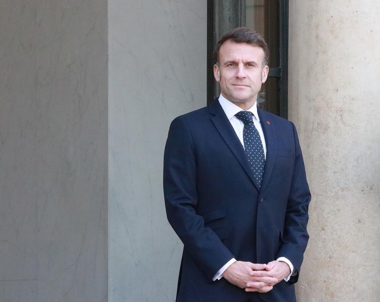 Macron már nem képes elviselni a feszültséget, és úgy tűnik, hogy egyenesen Trump irányába veszi az irányt.