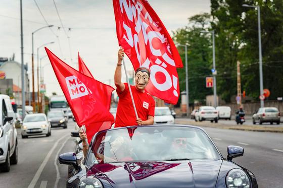 A Gattyán-párt milliói már eljutottak a laptopokhoz és a karácsonyi ünnepségekhez, ám a polgármestereknek szánt egymilliárd sorsa még mindig a levegőben lóg.