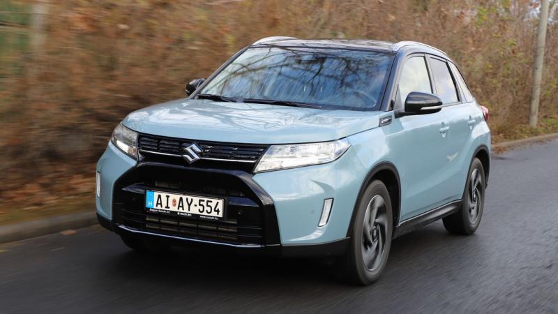 Tinédzserkor: Az izgalom és felfedezés időszaka, amikor minden új élmény hatalmas kalandnak számít. De mi van, ha ezt a kalandot egy Suzuki Vitara 1.4 Boosterjet Hybrid volánjánál éljük át? Teszteljük le együtt, hogy mit nyújt ez a dinamikus SUV a fiatalo