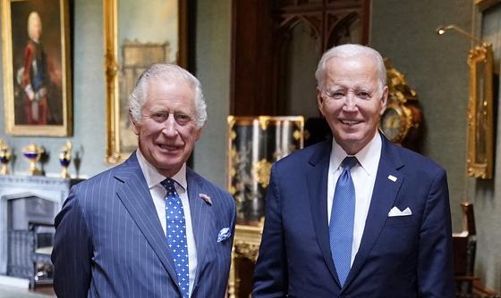 A rákos megbetegedéssel küzdő III. Károly király különleges üzenetet küldött Joe Bidennek a diagnózisa nyomán.