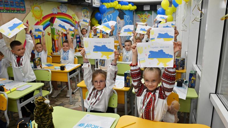 A gyarmati múlt árnyékában – Az ukrán nyelv újjáélesztése és a kulturális identitás visszaszerzése

Az ukrán nyelv és kultúra helyreállítása egy olyan folyamat, amely a történelmi gyarmatosítás következményeivel néz szembe. Az ukránok számára a nyelv nem 