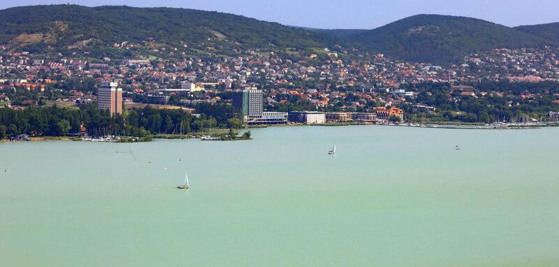 Balatonfüred neve valójában nem a fürdőzésre utal, ami meglepő lehet sokak számára. A település nevét a helyi források és a történelmi háttér alapján érdemes megismerni. Helló Magyarország!