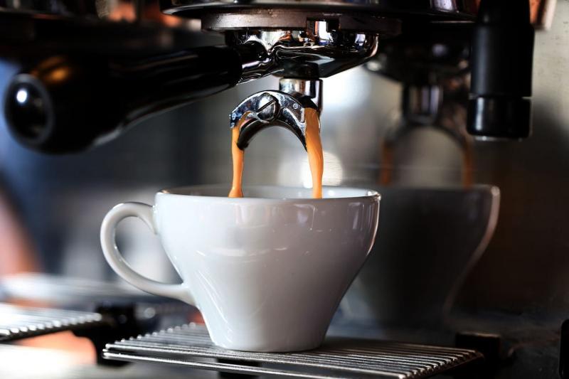 Új kávéóriás születik a piacon: a Keurig Dr Pepper felvásárolja a Douwe Egberts és a Jacobs mögött álló vállalatot. Ez a lépés új távlatokat nyithat a kávéfogyasztók számára, hiszen a két népszerű márka egyesítése új ízeket és innovációkat hozhat a kávézá