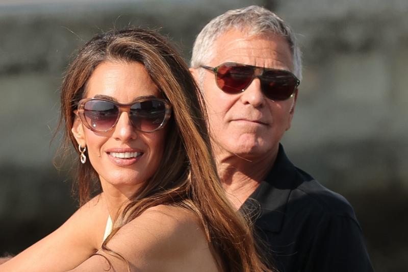 Megérkeztek a hírességek a Velencei Filmfesztiválra, és Amal Clooney ragyogása mindenkit lenyűgöz! Életre keltette a vörös szőnyeget szépségével és eleganciájával!