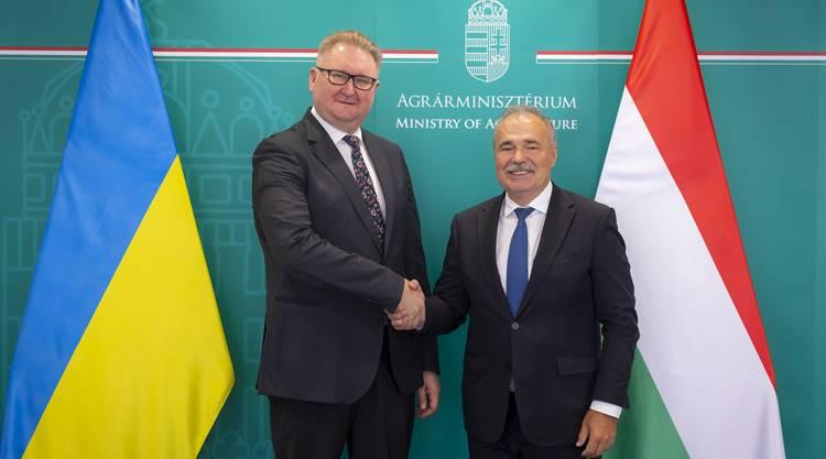 Az ukrán termékekre vonatkozó importtilalom továbbra is érvényben marad, azonban a tranzitforgalom továbbra is megengedett.