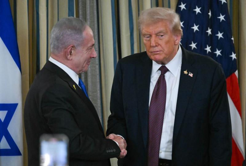 Izrael elszigetelődése egyre élesebb kontúrokat ölt, és az Egyesült Államok maradt az utolsó támaszként, amelyre még számíthat. Ugyanakkor Trump béketerve komoly kihívások elé állítja ezt a kapcsolatot, és kérdéseket vet fel a jövőbeni együttműködésről.