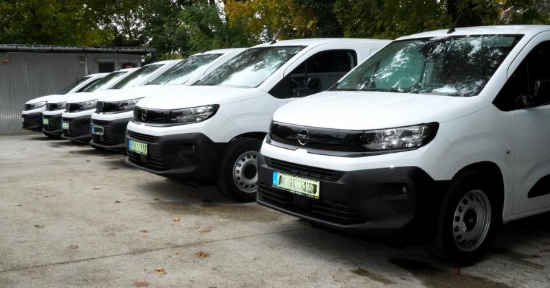 A kormány elektromos autókkal segíti a kórházakat, és nyilvánosságra hozták, hogy mely egészségügyi intézmények részesülnek ezekből a környezetbarát járművekből.