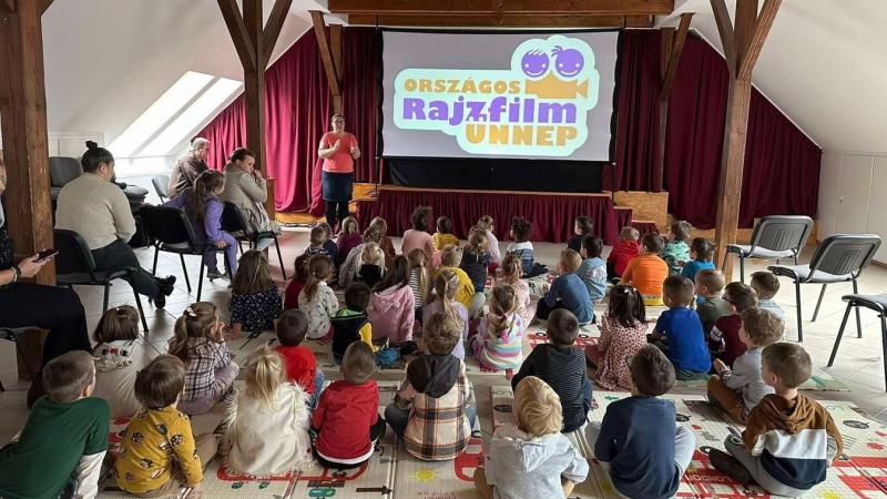 Közeleg az Országos Rajzfilmünnep, amely során több mint 500 helyszínen élvezhetjük a legkiválóbb animációs alkotásokat! Készülj fel egy felejthetetlen élményre, ahol a varázslatos mesevilágok és a kreatív történetek várnak ránk!