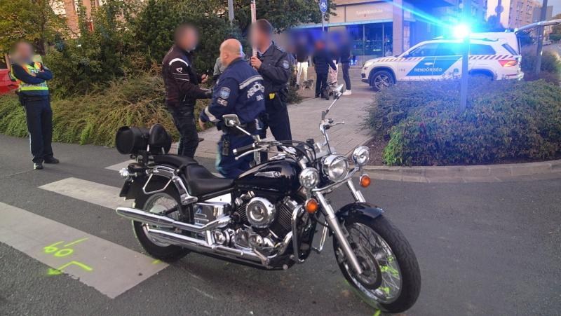 Rolleres baleset motorossal Szombathelyen – Totalcar
Szombathelyen sajnálatos baleset történt, amikor egy rolleres gázolt el egy motorost. A helyszínen a hatóságok azonnal megkezdték a nyomozást, hogy kiderítsék a baleset körülményeit. A motoros súlyos s