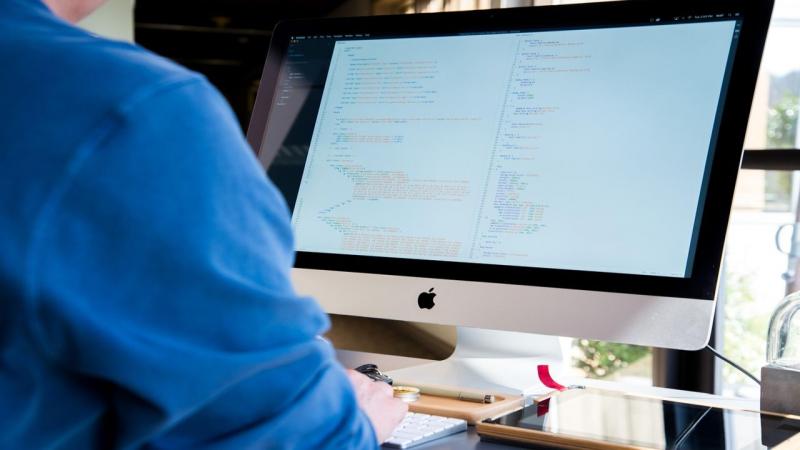 Ha IT-szakember vagy, Svájcban olyan jelentős jövedelmekre tehetsz szert, amelyek igazán figyelemre méltók. Az ország kiemelkedő technológiai szektora és a magas életszínvonal lehetőséget biztosít arra, hogy a szakértelmeddel komoly anyagi sikereket érj e
