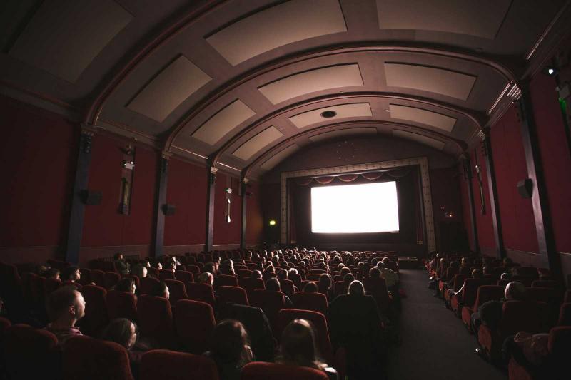 Kolozsvári Cannes: A 2025-ös Fesztivál Díjnyertes Filmjei

A 2025-ös Cannes-i Filmfesztivál varázslatos pillanatai Kolozsváron is tükröződnek. A város kulturális pezsgése és a film szeretete egyedülálló atmoszférát teremtett, ahol a díjnyertes alkotások n