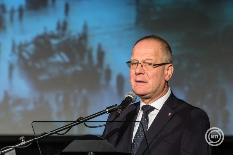 Navracsics Tibor: Fokozzuk a közszolgáltatások bérszínvonalát

A közszolgáltatások területén dolgozó szakemberek juttatásainak emelése kiemelt fontosságú, hiszen ezzel nemcsak a munkavállalók megélhetését javítjuk, hanem a közszolgáltatások színvonalát is