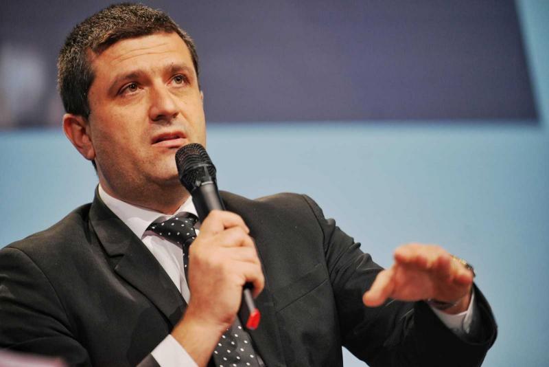 A gazdasági miniszternek nem volt könnyű dolga, amikor az utazási irodák szövetsége élén álló képviselők rátámadtak.