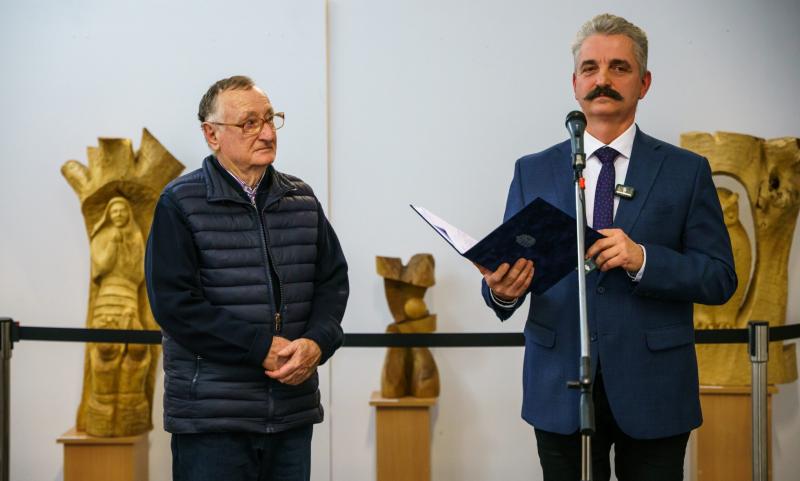 Etyek és Máramarossziget testvértelepüléssé válása a magyar-román kulturális kapcsolatok újabb izgalmas fejezetét nyitja meg. E két település összefonódása nemcsak a helyi közösségek közötti szorosabb együttműködést jelenti, hanem a két ország kulturális 